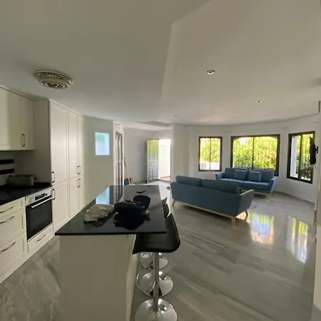 Apartment. Newly Renovated. 아파트